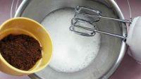 无油酸奶红糖红枣蛋糕的做法步骤10