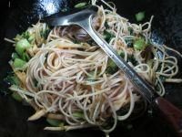 牛肉酱蔬菜炒面的做法步骤5