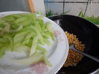 西芹菜炒玉米粒的做法步骤6