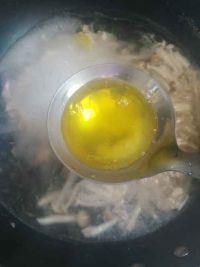 蟹味菇瘦肉汤的做法步骤5