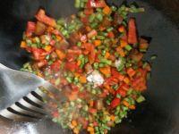豇豆胡萝卜西红柿炒肉丁的做法步骤8